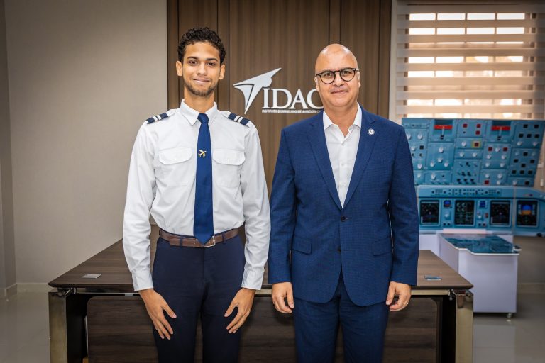 IDAC otorga beca al joven piloto Alexander Puntiel para especializarse en vuelo por instrumentos