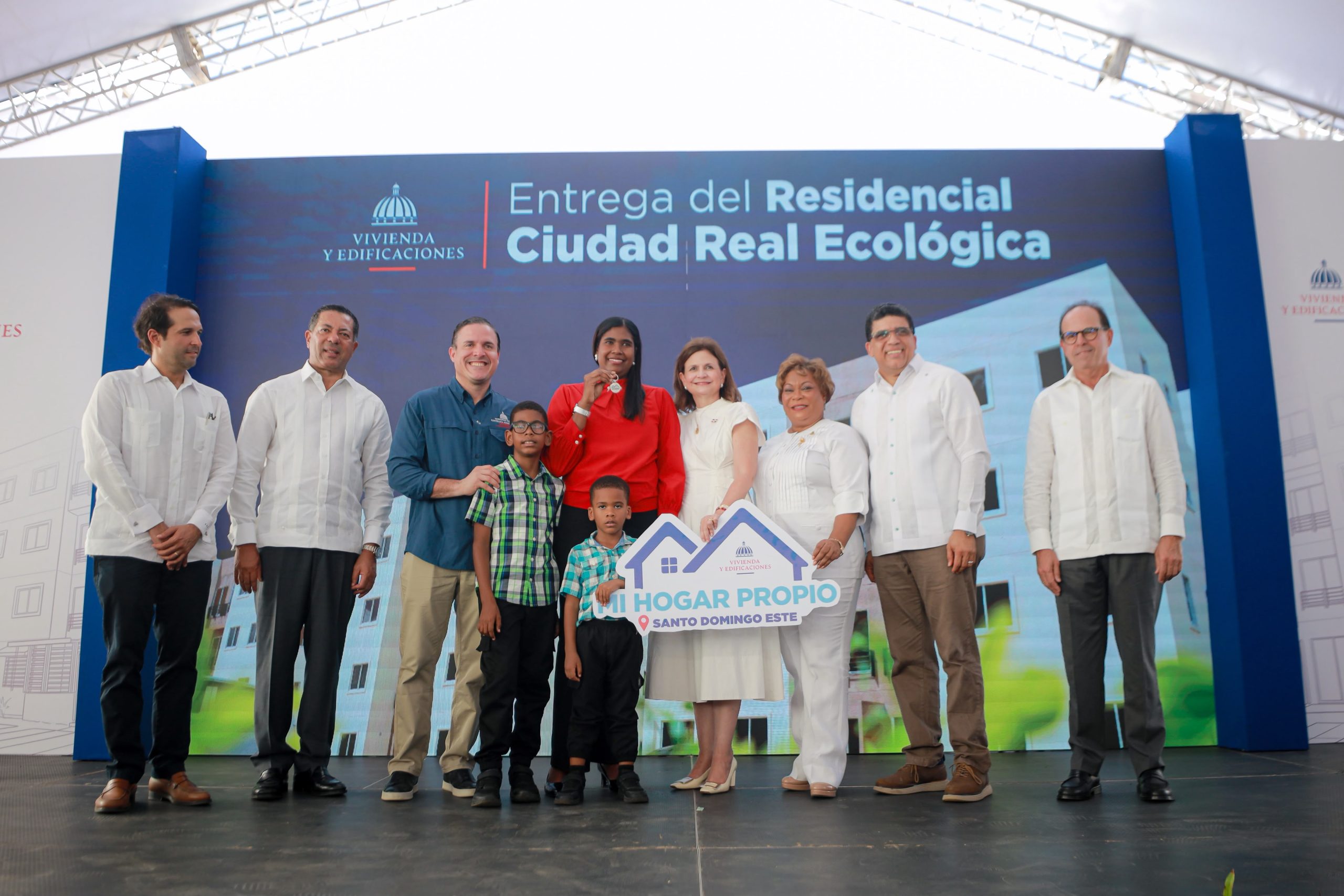 Raquel Peña entrega 836 apartamentos e inaugura escuela con capacidad para 945 alumnos en Santo Domingo Este