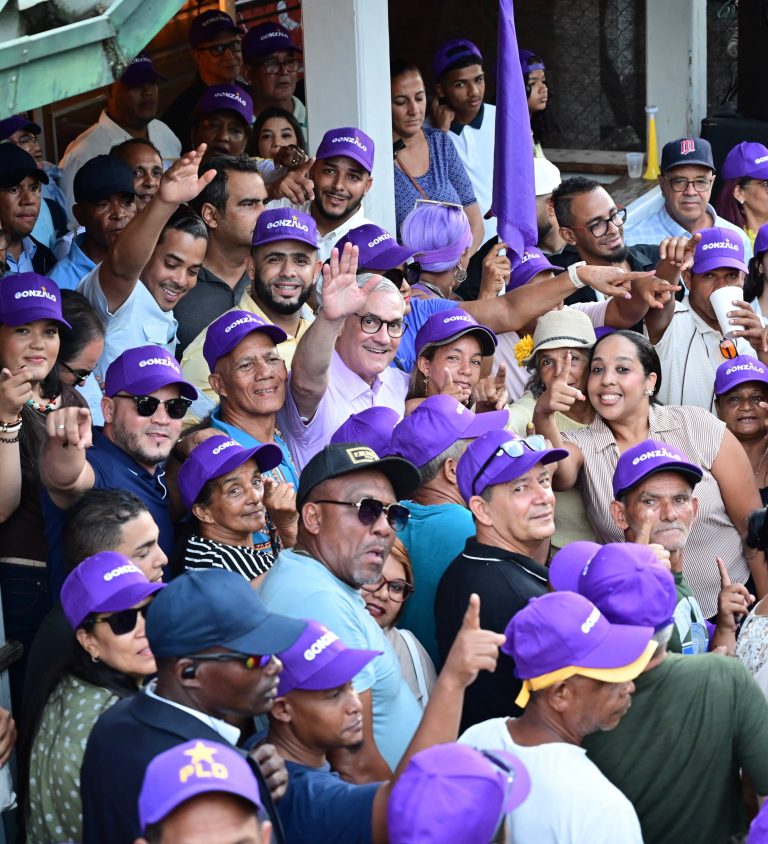 Gonzalo Castillo visita ocho localidades de Santiago Rodríguez y escucha demandas comunitarias