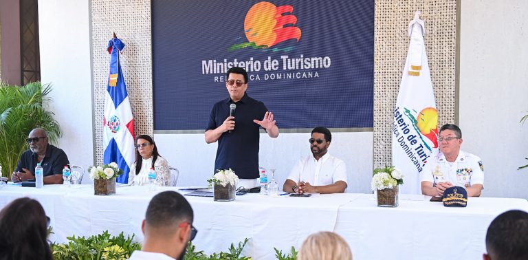 David Collado inaugura tres parques y remozamiento de iglesia en Boca Chica con inversión de RD$76.5 millones