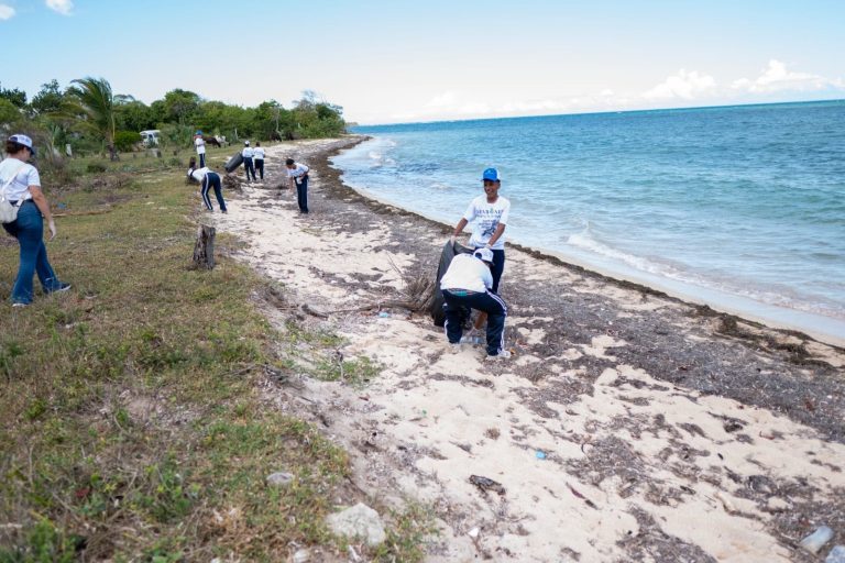 Seaboard y estudiantes retiran más de 2,000 libras de plástico de un santuario de manatíes en Puerto Plata