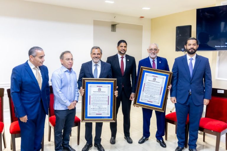 Senado dominicano distingue a Vitelio Mejía y Junior Noboa por su trayectoria en el béisbol