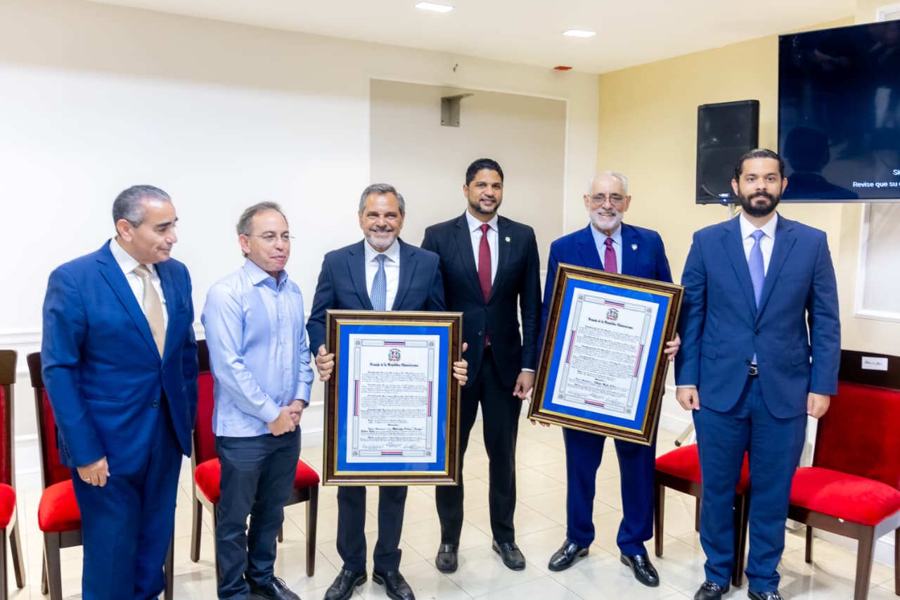 Senado dominicano distingue a Vitelio Mejía y Junior Noboa por su trayectoria en el béisbol