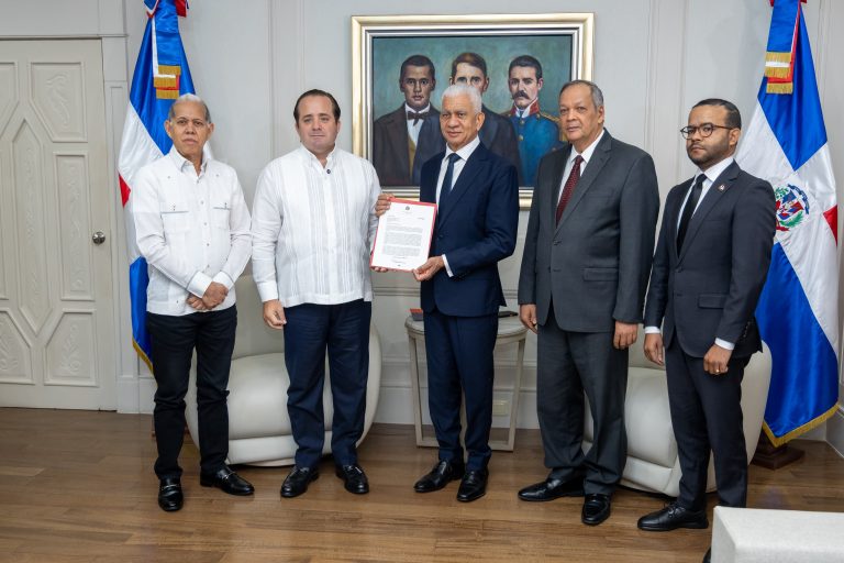 Senado recibe propuesta de ley para regular el uso del territorio y orientar el desarrollo de República Dominicana