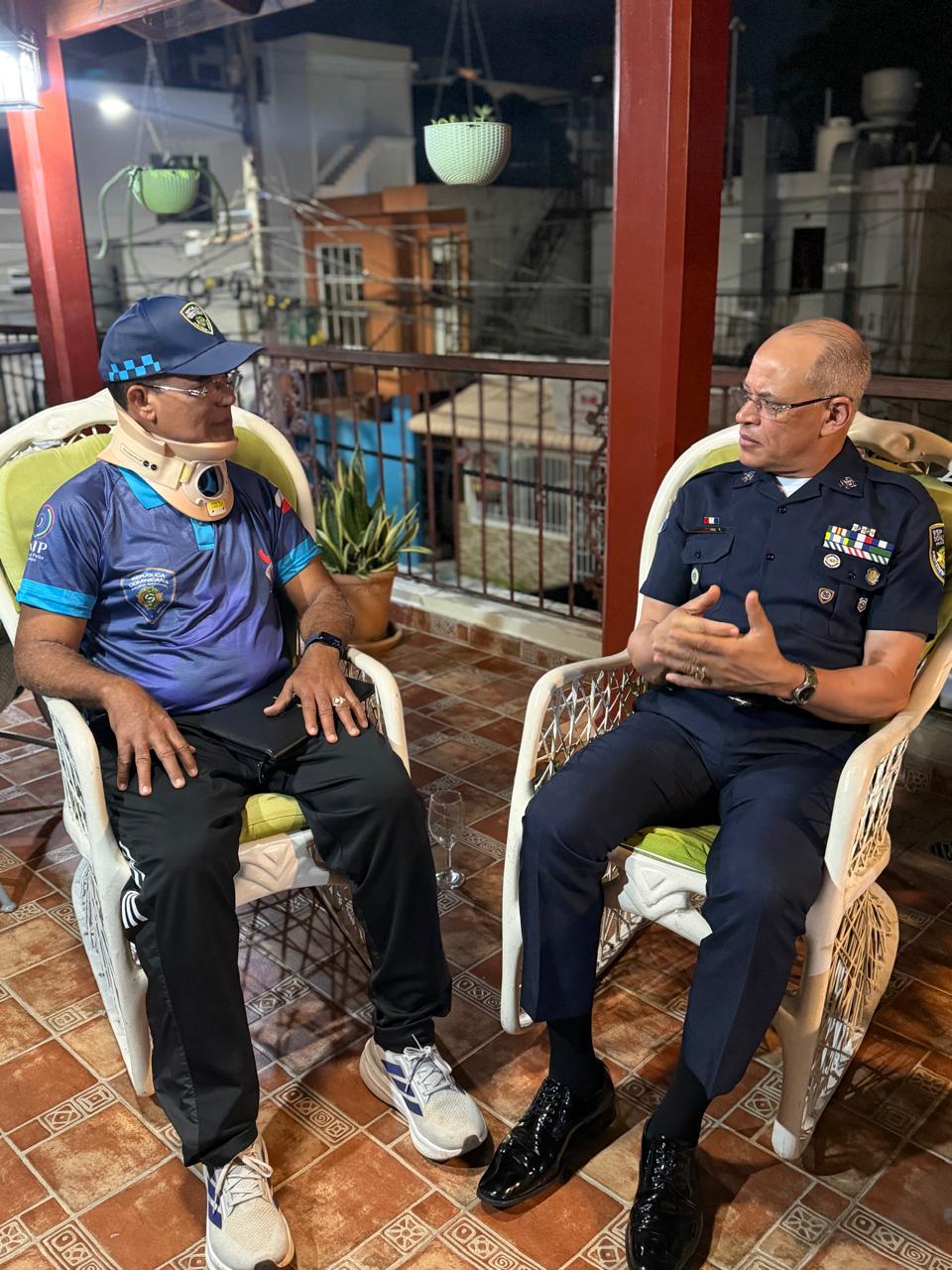 Director de la Policía Nacional visita al general Jacobo Mateo Moquete tras accidente múltiple