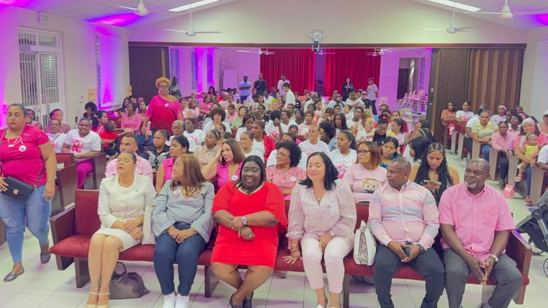 Más de 400 mujeres reciben orientación sobre prevención del cáncer de mama en Santo Domingo Norte