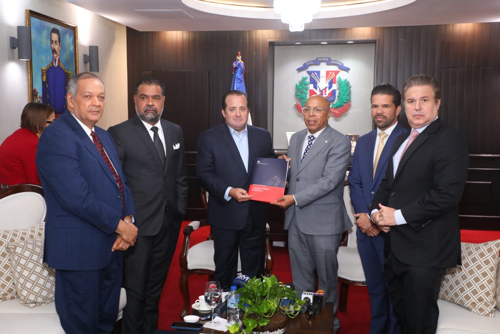 Cámara de Diputados recibe proyecto para otorgar autonomía a la DIGEMAPS en República Dominicana